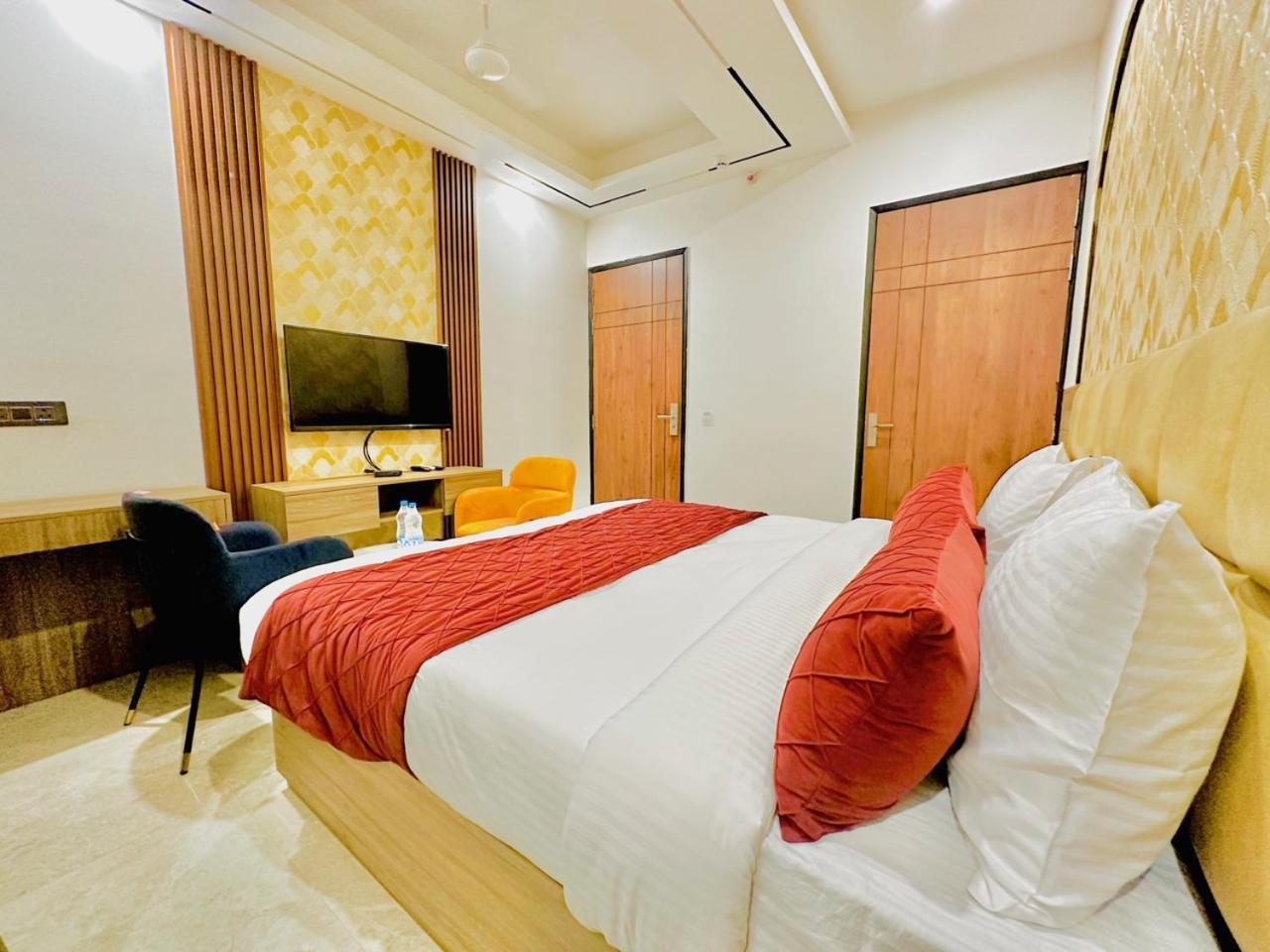 Hotel Hsp Plaza New Delhi Exterior photo